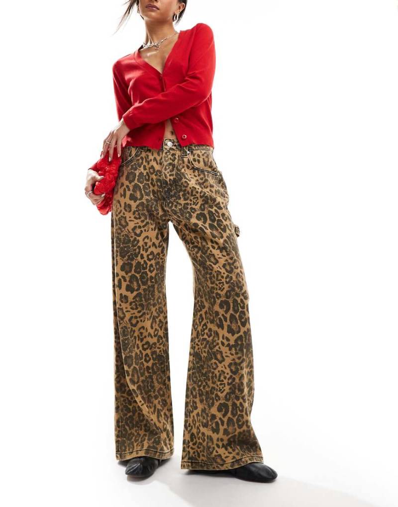 Cotton On - Lockere Jeans mit weitem Bein und Leopardenmuster-Bunt von Cotton:On