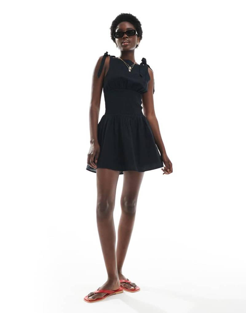 Cotton On - Lola - Minikleid in Schwarz mit gebundenen Trägern von Cotton On