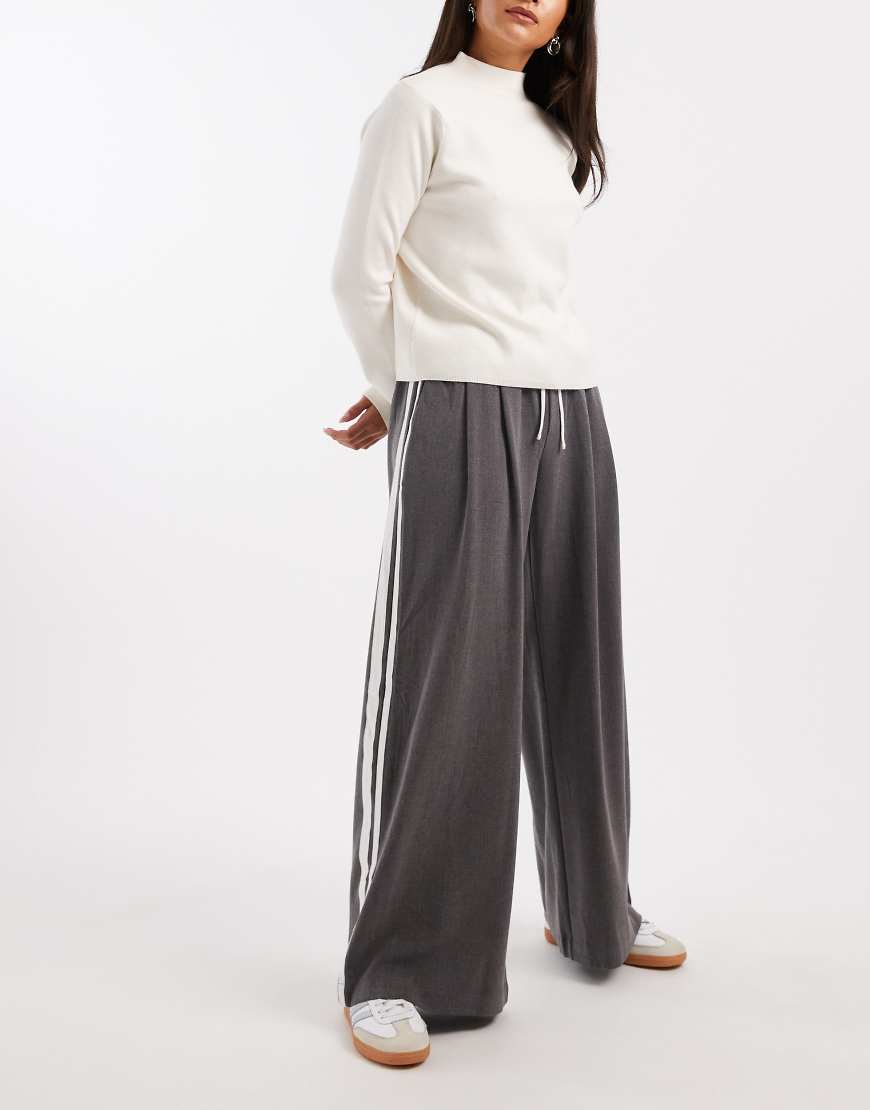 Cotton On - Luis - Anzug-Schlupfhose in Anthrazit mit sportlichen Seitenstreifen-Grau von Cotton:On