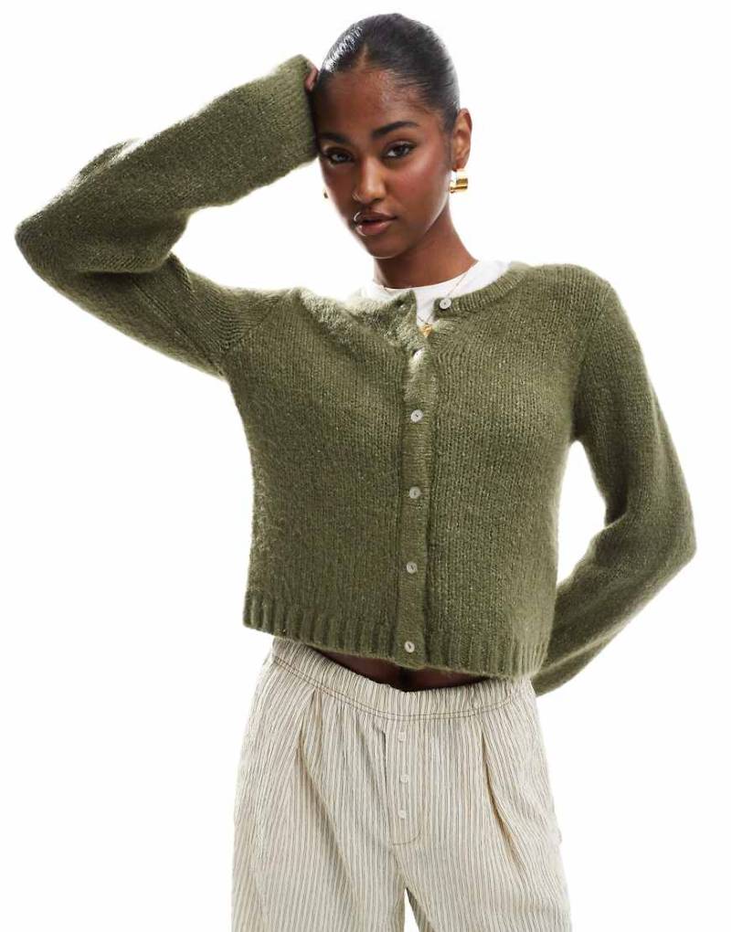 Cotton On - Luxuriöse Strickjacke in gebrannten Olivgrün mit Rundhalsausschnitt von Cotton On