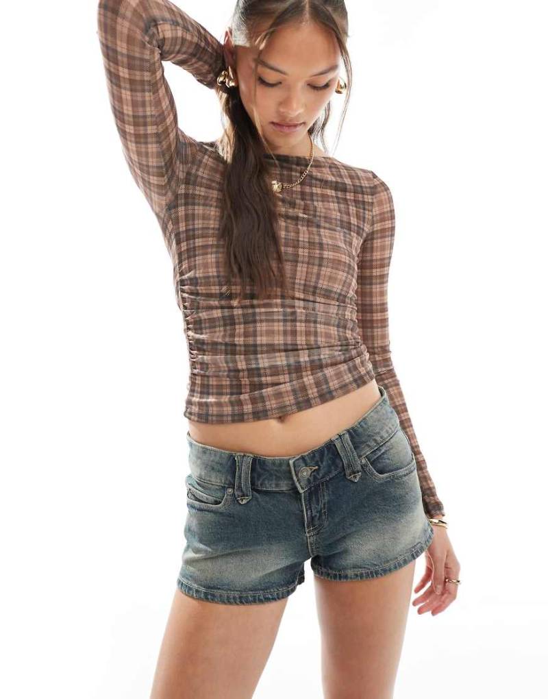 Cotton On - Micro-Jeansshorts in Sandsturmblau mit niedrigem Bund von Cotton On