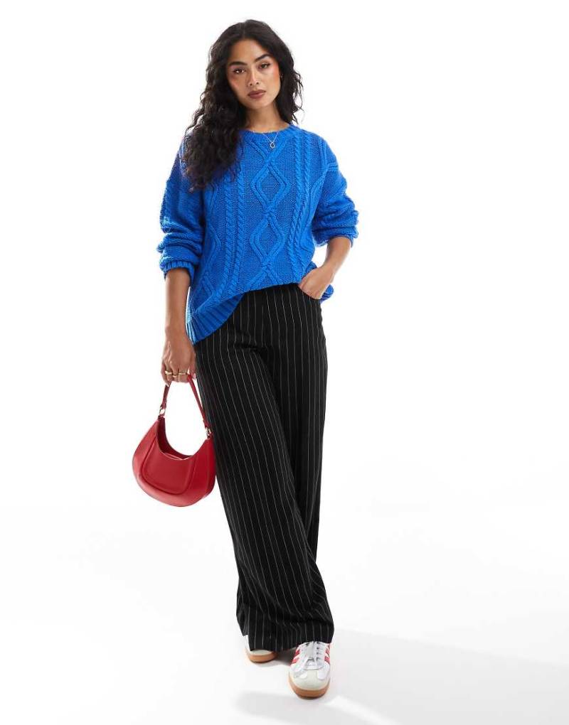 Cotton On - Oversize-Strickpullover in Kobaltblau mit Zopfmuster von Cotton On