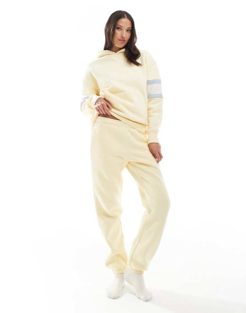 Cotton On - Plush Essential - Jogginghose in der Farbe Sugar Cookie, Kombiteil-Gelb von Cotton On
