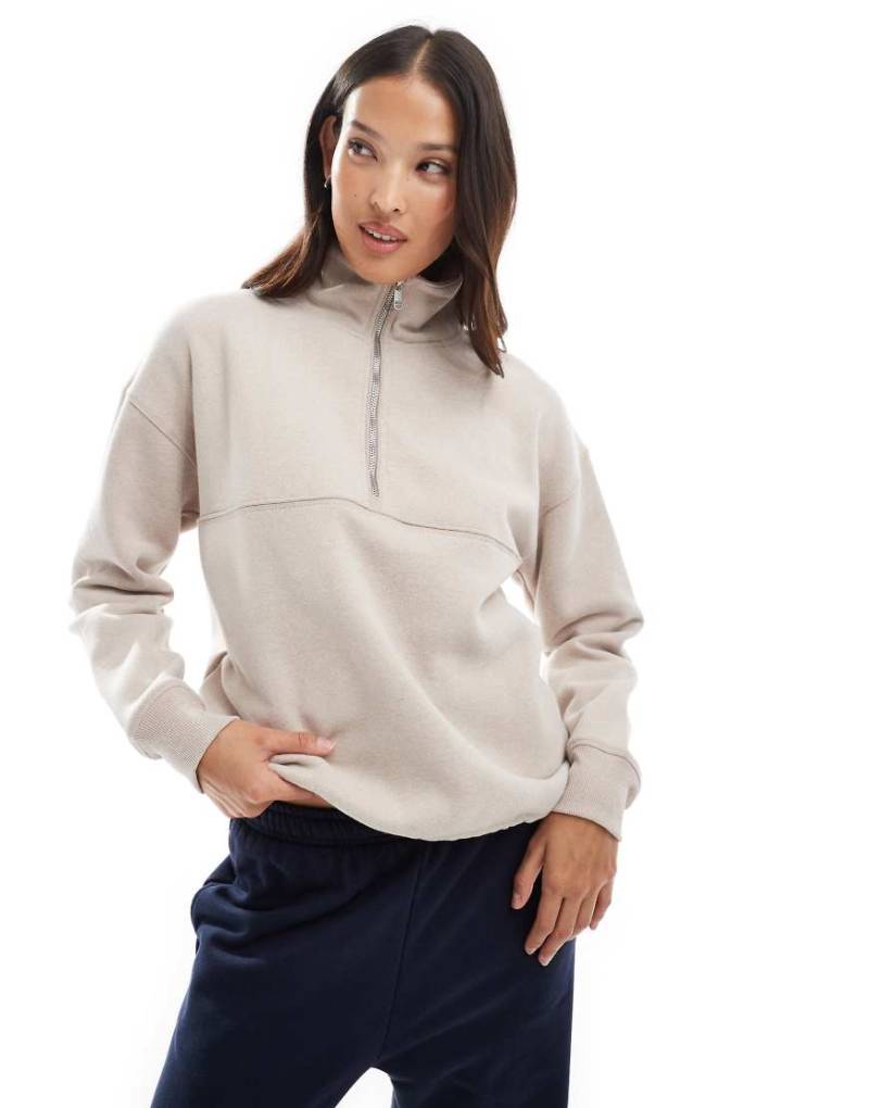 Cotton On - Plush Essential - Sweatshirt in der Farbe Sesam mit kurzem Reißverschluss-Neutral von Cotton:On