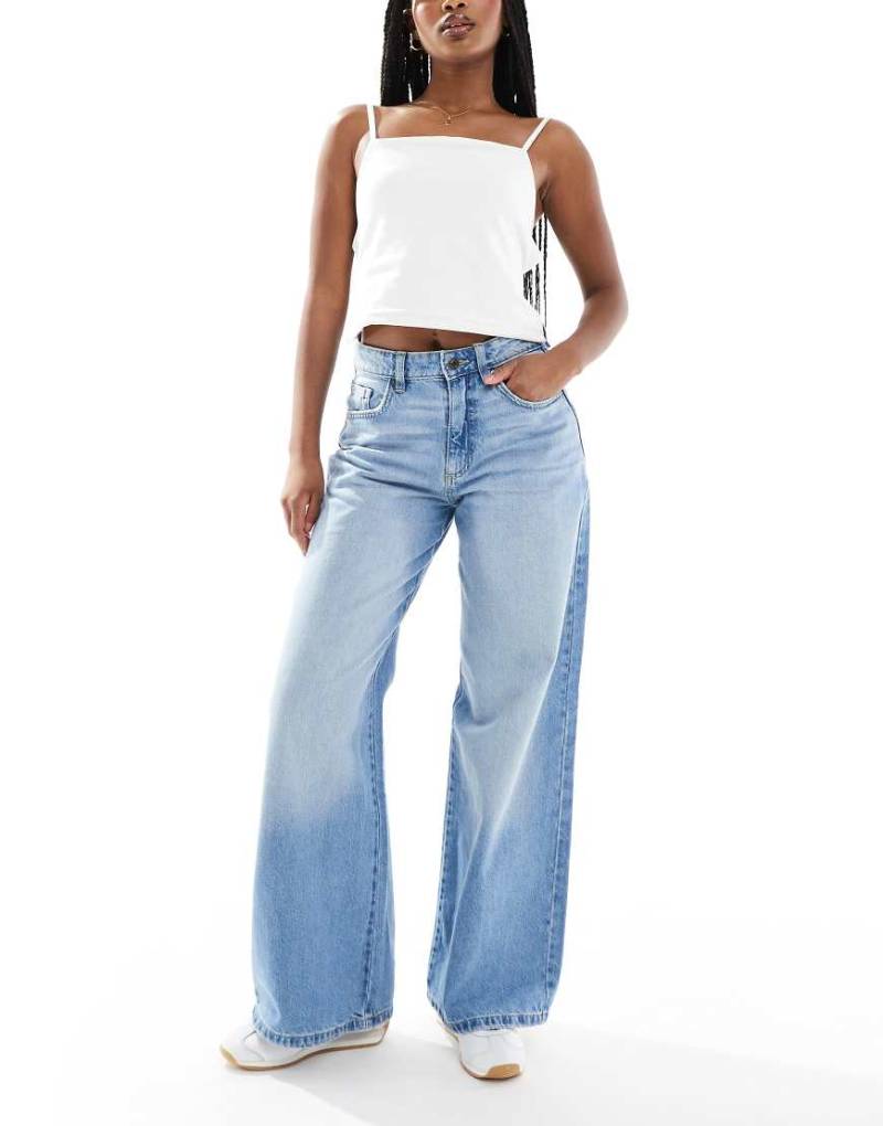 Cotton On - Relaxed Fit Jeans in Breeze-Blau mit weitem Bein von Cotton On