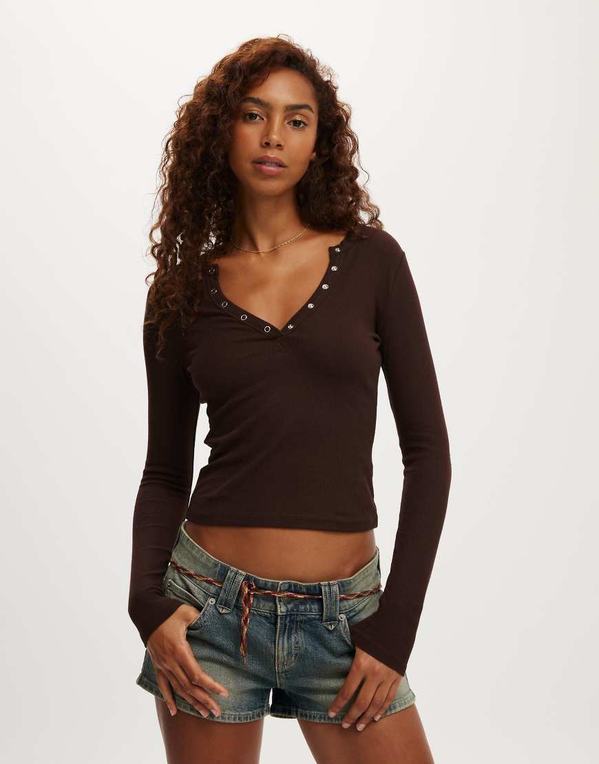 Cotton On - Ryan - Langärmliges Henley-T-Shirt in Braun-Rotbraun von Cotton On