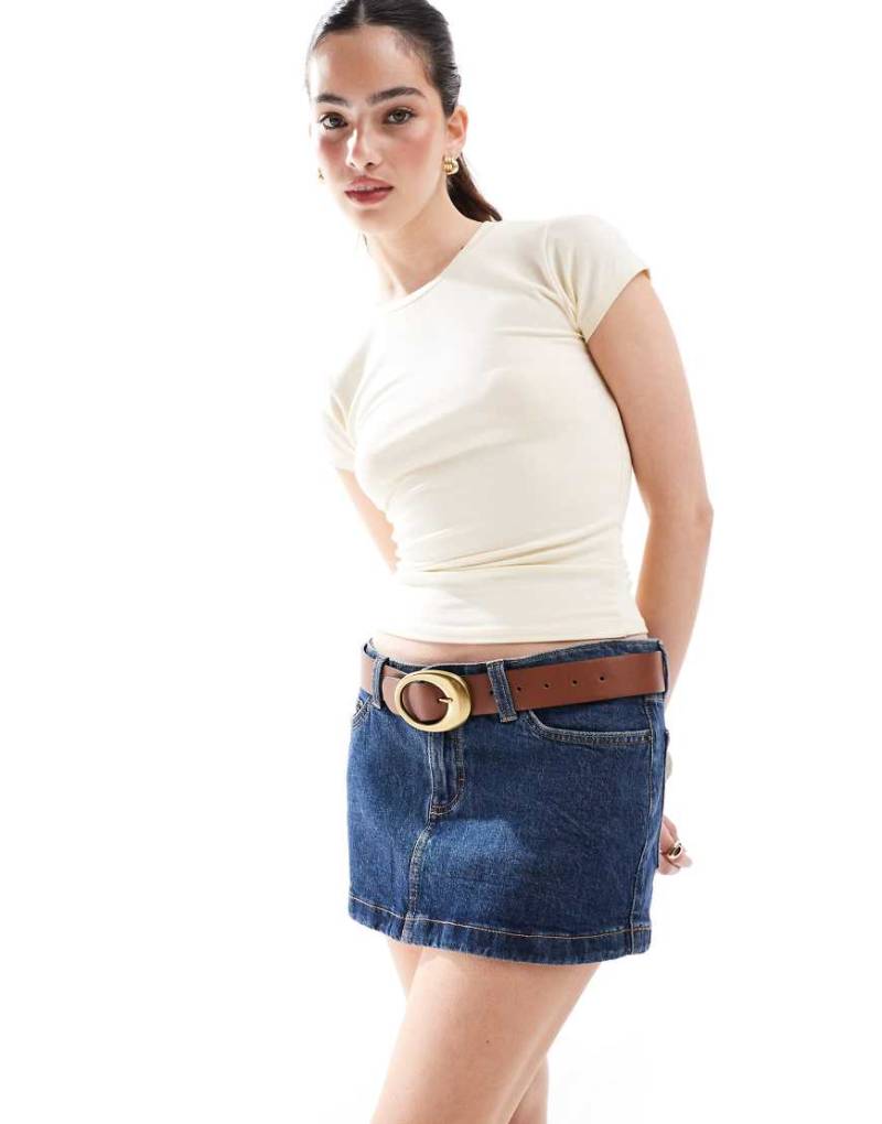 Cotton On - Sehr kurzer Jeansrock in Dunkelblau mit niedrigem Bund-Marineblau von Cotton:On