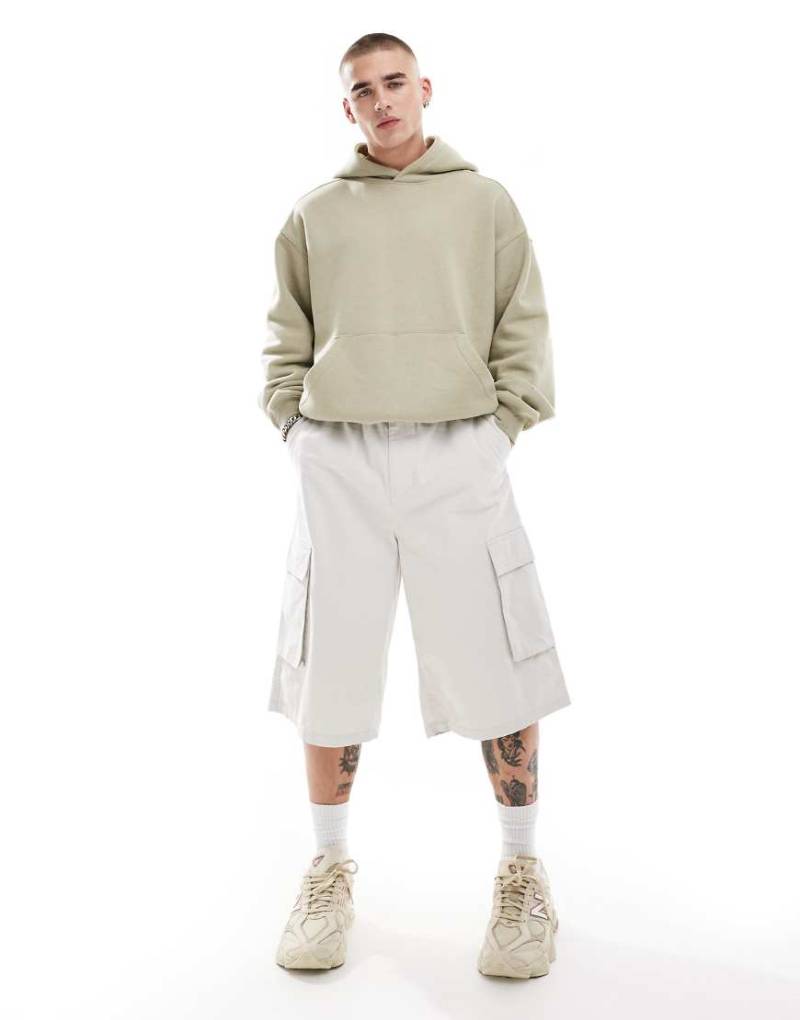 Cotton On - Sehr weit geschnittene Cargo-Shorts in Stone-Weiß von Cotton:On