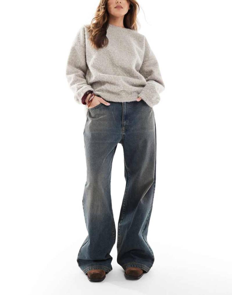 Cotton On - Sehr weit geschnittene Jeans in Rostblau mit niedrigem Bund von Cotton On