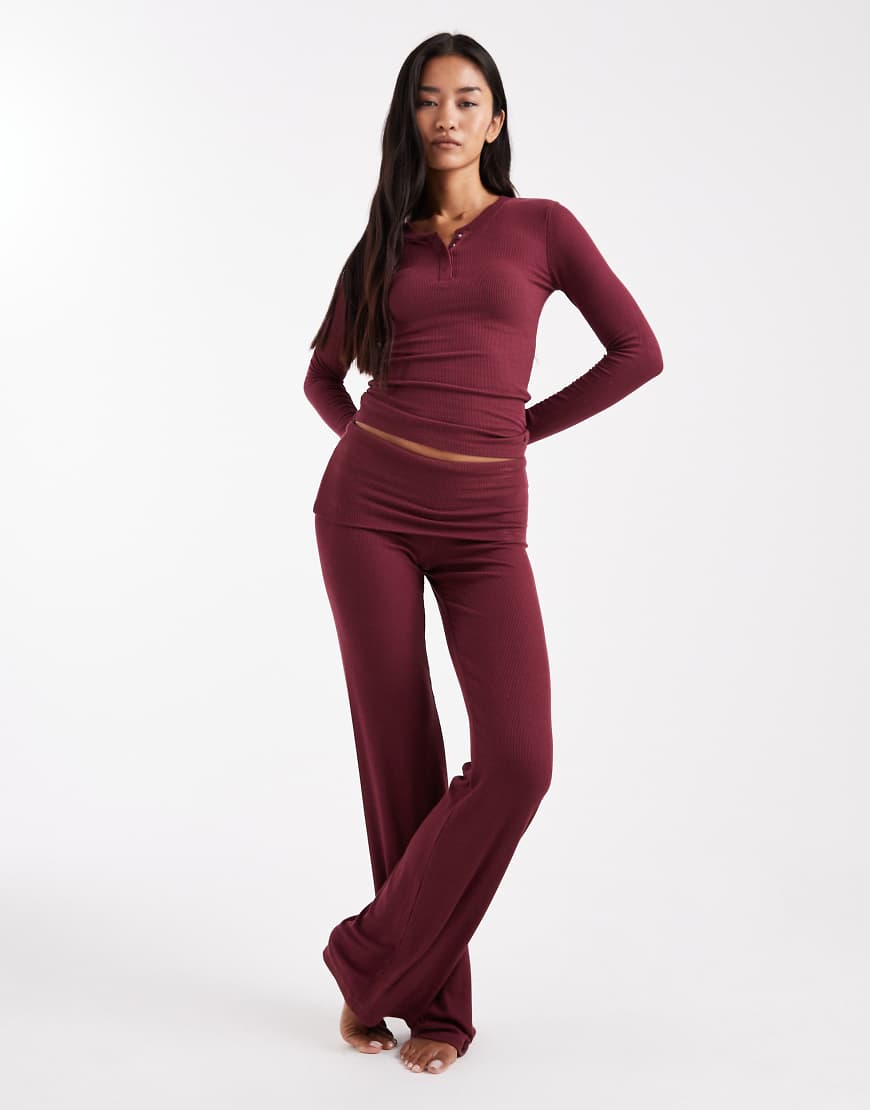 Cotton On - Sleep Recovery - Hose in Pine Cone mit umgeschlagenem Bund-Rot von Cotton On