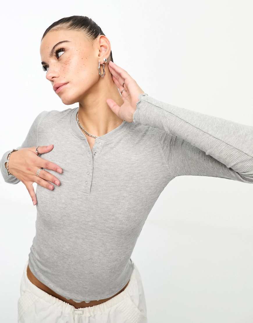 Cotton On - Sleep Recovery - Langärmliges Henley-Oberteil in Grau mit Knopfleiste Cotton On - Sleep Recovery - Langärmliges Henley-Oberteil in Grau mit Knopfleiste von Cotton:On