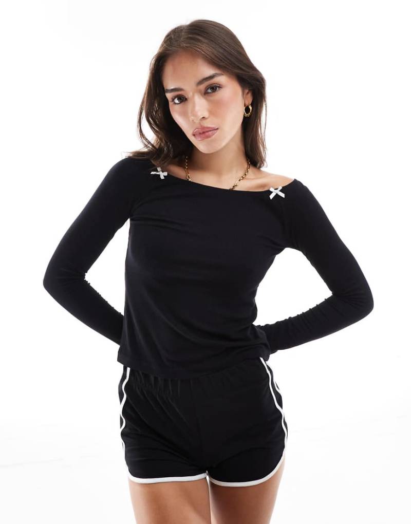 Cotton On - Sleep Recovery - Pyjama-Oberteil in Schwarz mit U-Boot-Ausschnitt und Schleifen von Cotton:On