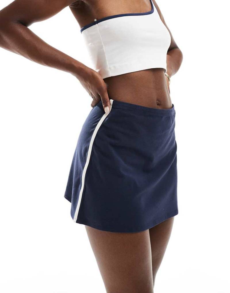 Cotton On - Sportlicher Minirock in Marineblau mit weißem Streifen von Cotton:On