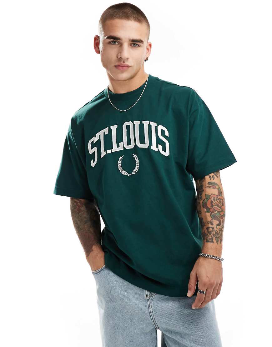 Cotton On - St. Louis - Kastiges T-Shirt in Piniengrün mit „St Louis"-Grafik von Cotton:On