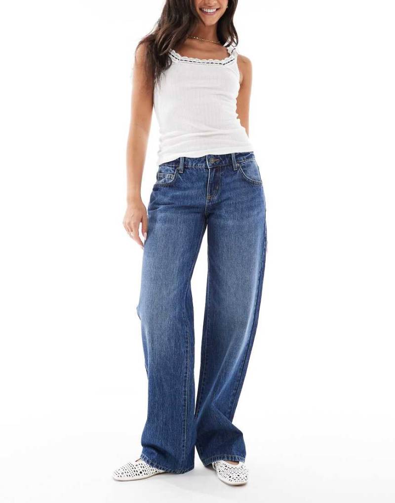 Cotton On - Straight Jeans in Flussblau mit niedrigem Bund von Cotton On
