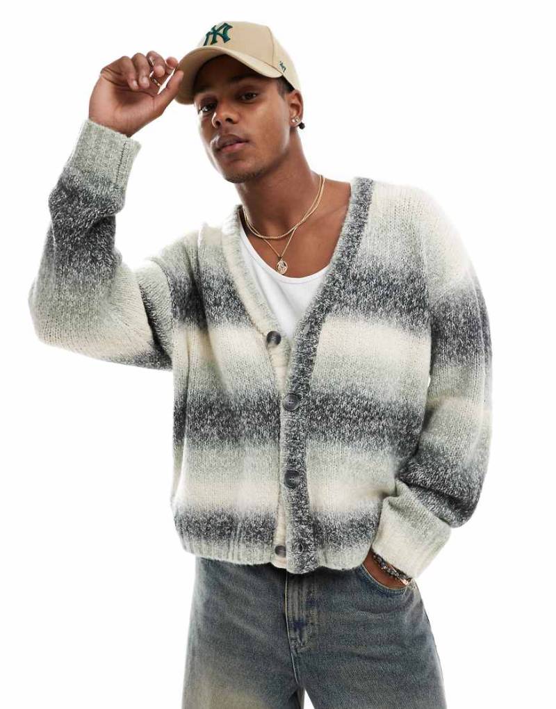 Cotton On - Strickjacke mit kastiger Passform und Farbverlauf in Anthrazit-Grau von Cotton:On