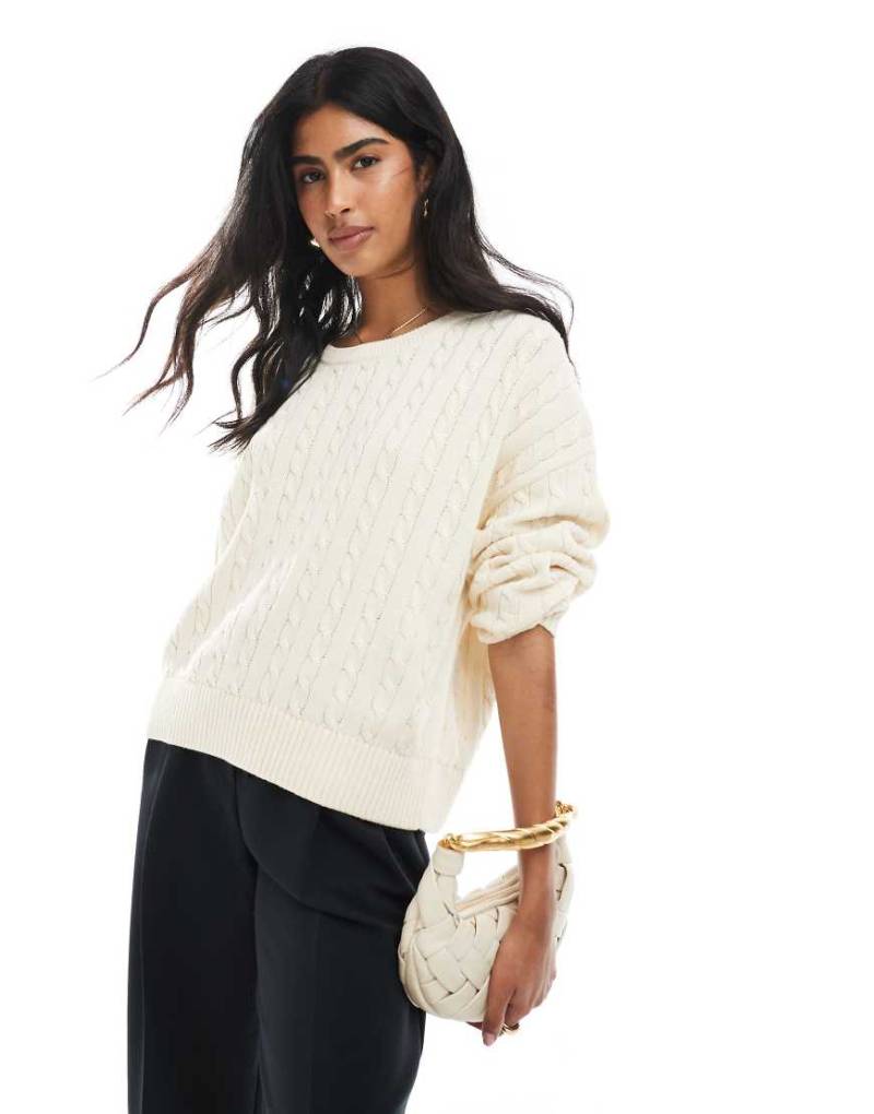 Cotton On - Strickpullover in Hellbeige mit Rundhalsausschnitt und Zopfmuster-Weiß von Cotton On