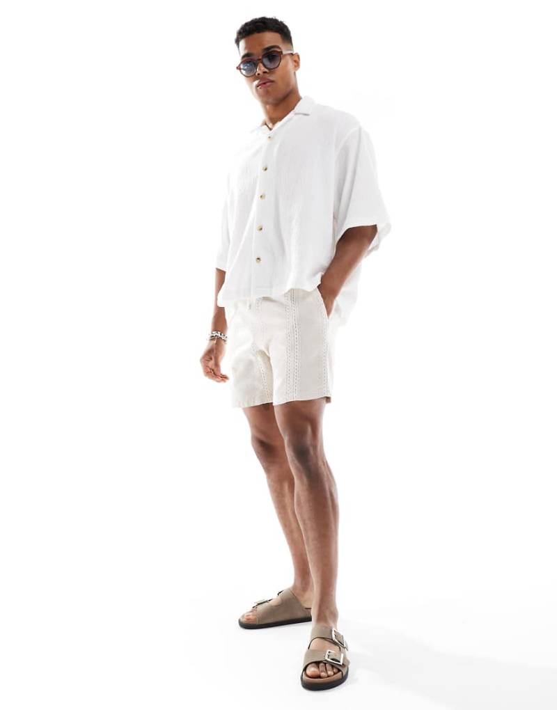 Cotton On - Strukturierte Shorts aus Webstoff in Natur-Bunt von Cotton On