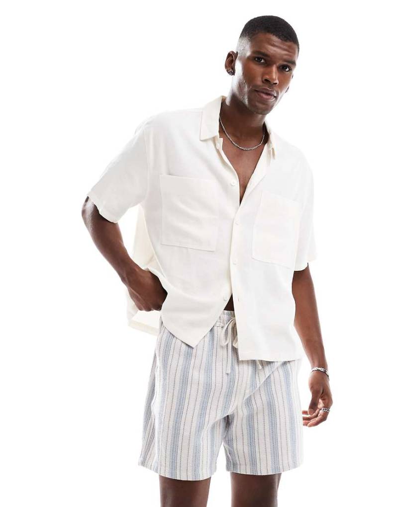 Cotton On - Strukturierte Shorts mit elastischem Bund mit blauem Streifen von Cotton On