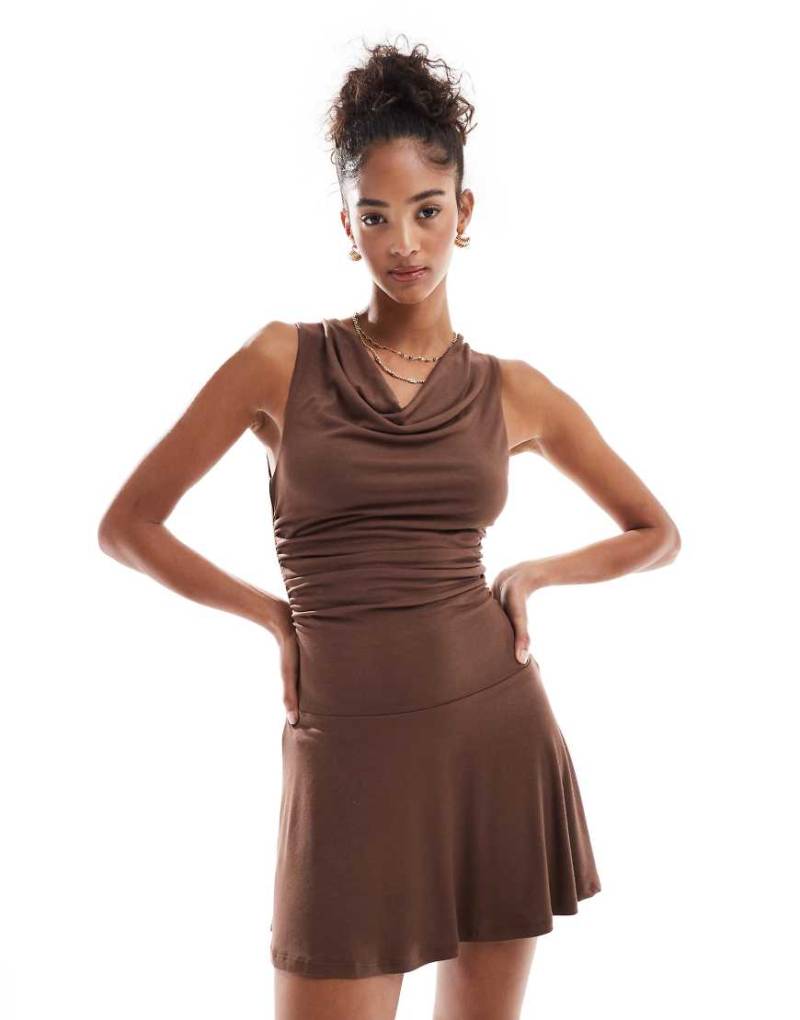 Cotton On - Sunday - Minikleid in verwaschenem Mokka mit Wasserfallausschnitt-Braun von Cotton On