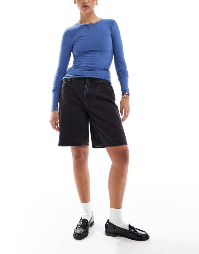 Cotton On - Superweite Jeans-Jorts in Graphitschwarz von Cotton:On