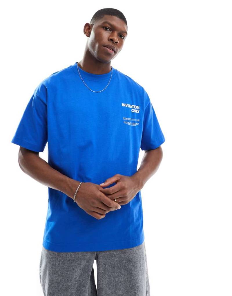 Cotton On - T-Shirt in Electric-Blau mit „Invitation only"-Grafik von Cotton:On