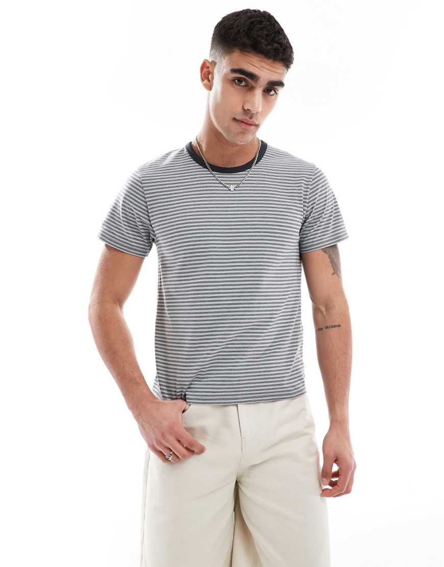 Cotton On - T-Shirt mit grauen Mikrostreifen von Cotton:On