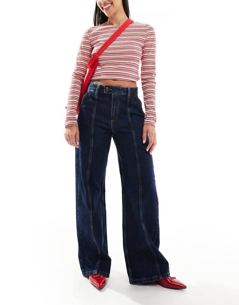 Cotton On - Weit geschnittene Denim-Jeans in blauer Rinse-Waschung mit Ziernaht von Cotton On