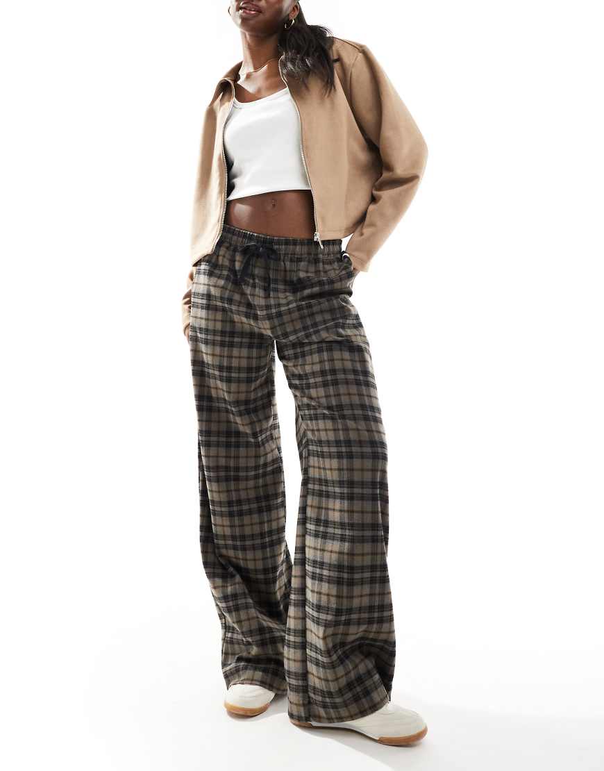Cotton On - Weit geschnittene Hose in Braun kariert von Cotton:On