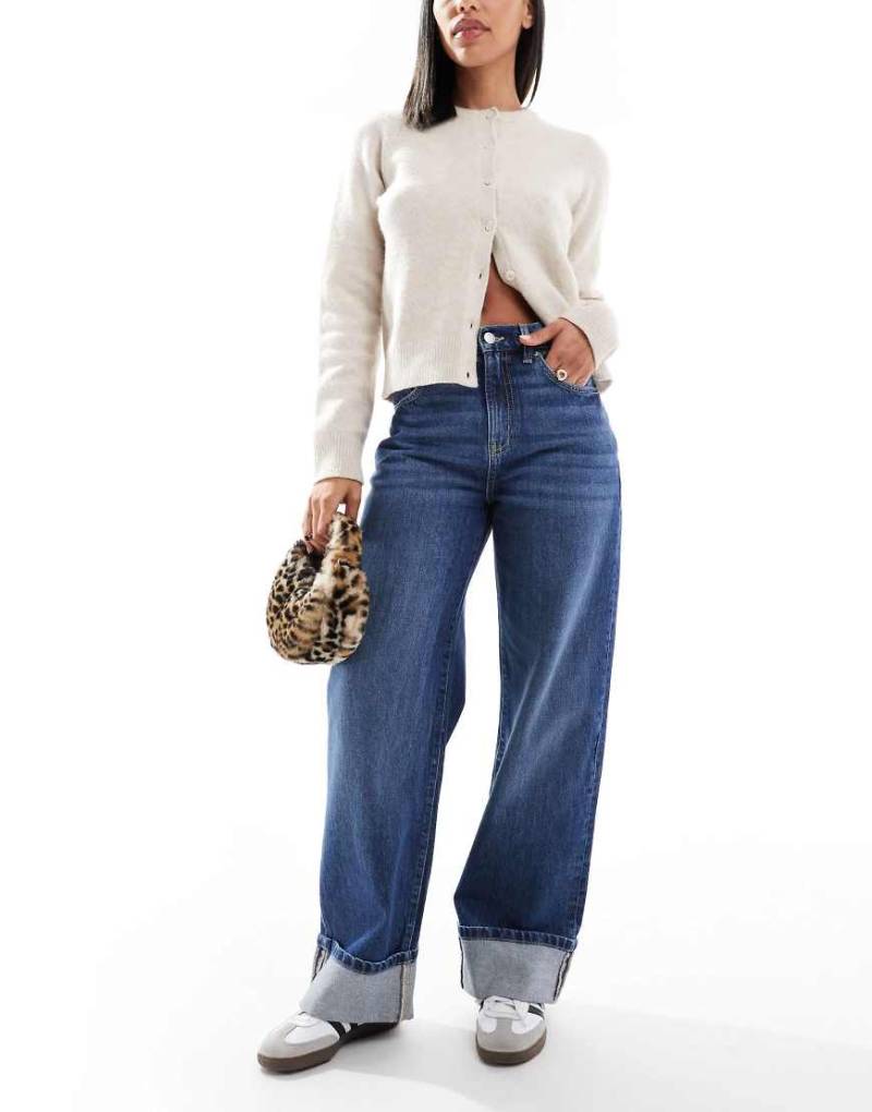 Cotton On - Weite, locker sitzende Jeans in Pure-Blau mit Umschlagsaum von Cotton:On