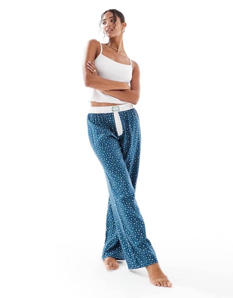 Cotton On - Weite Flanell-Pyjamahose in der Farbe Deep Blue Aura mit Blümchenmuster-Marineblau von Cotton:On