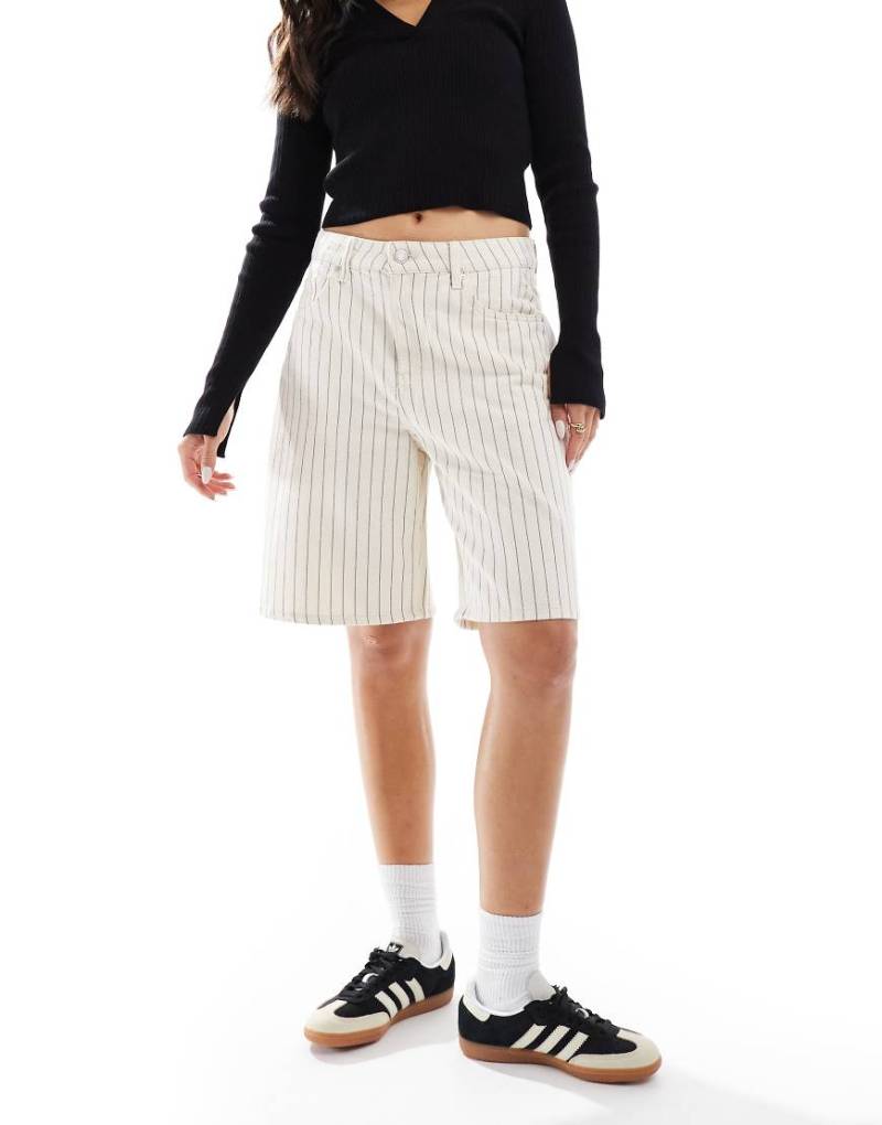 Cotton On - Weite Jeans-Shorts in gestreiftem Ecru mit langem Schnitt-Neutral von Cotton:On