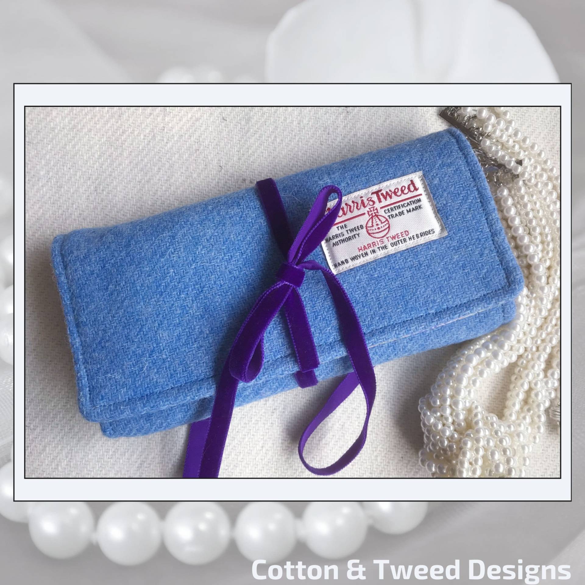 Handgefertigte Cornflower Blue Harris Tweed Schmuckrolle Mit Einem Atemberaubenden Kaffe Fassett Stofffutter, Perfektes Geschenk Für Einen von CottonAndTweedDesign