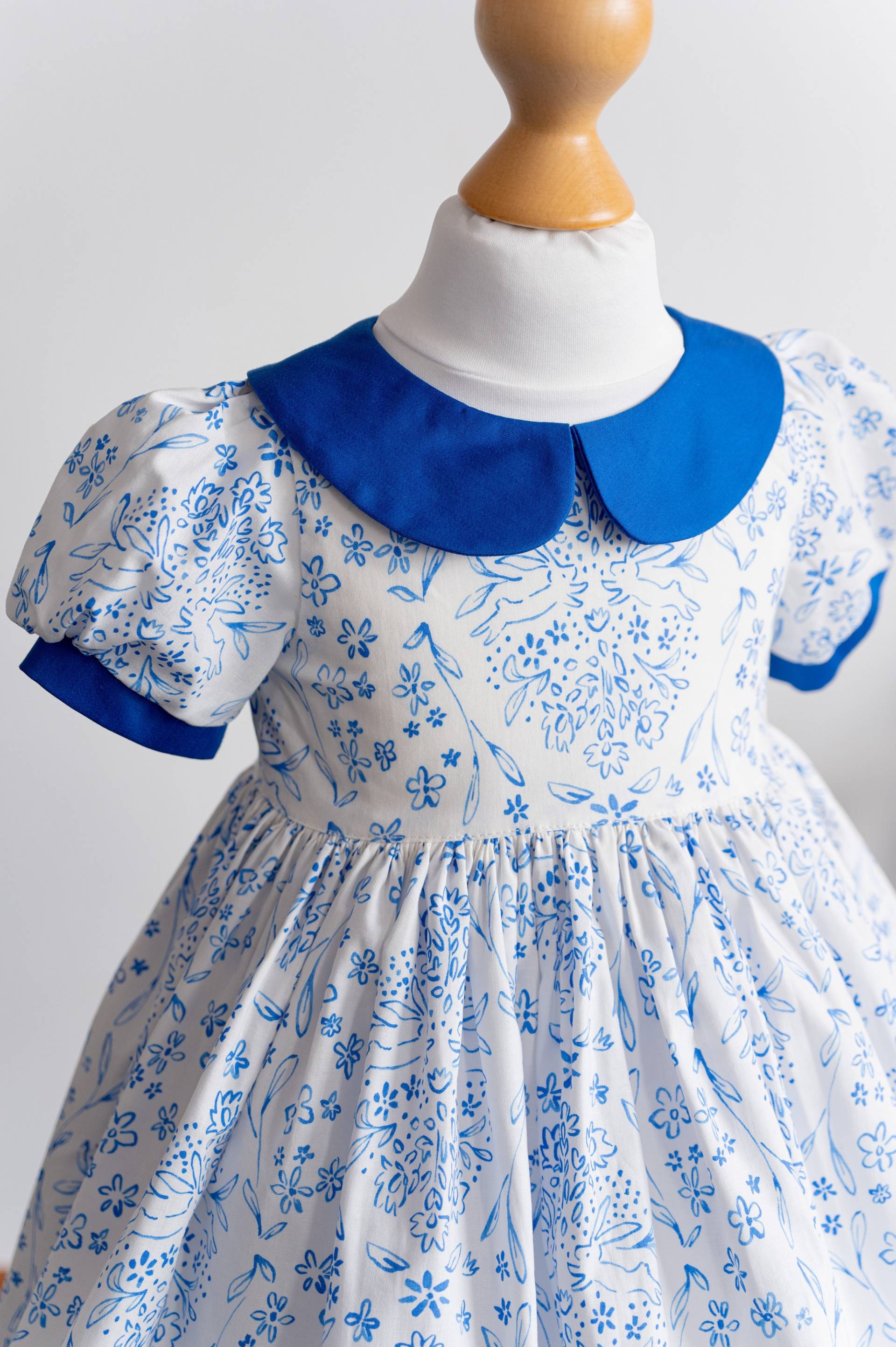 Osterhasen Print Mädchenkleid Baumwollkleid Mit Blumenmuster Osterhasen Print Mädchenkleid Baumwollkleid Mit Blumenmuster von CottonFoxApparel