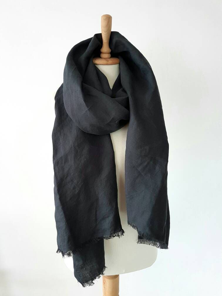 Anthrazit Grauer Leinen Schal - Großer Boho Stil Graphite Trendiger Herren Schwarzer von CottonMood