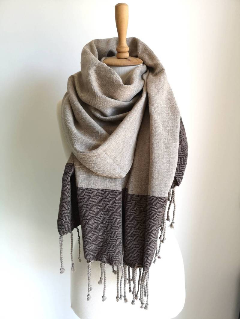 Brauner Quastenschal Im Rautenmuster - Weicher Baumwollschal Unisex Reise Wrap Große Trendige Schals Braune Frauen Wickelschal Mode Männer Schal von CottonMood
