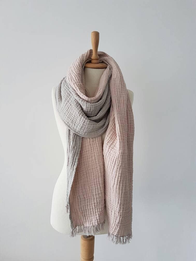 Großer Doppelter Gauze Schal - Grau Pastell Pink Oversized Bequemer Ultra Weicher Brautjungfer Geschenk Trendy Woman Outfit von CottonMood