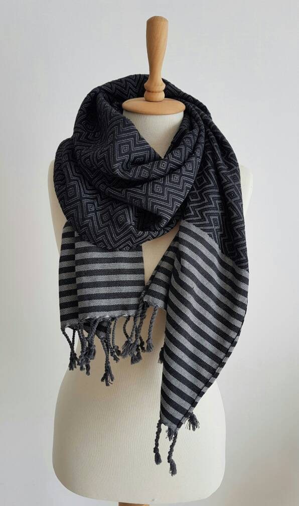 Trendiges Quastentuch - Schwarz Grauer Oversized Schal Mode Herbst Schals Ornament Reise Wickeltuch Boho Herren Frauentuch von CottonMood