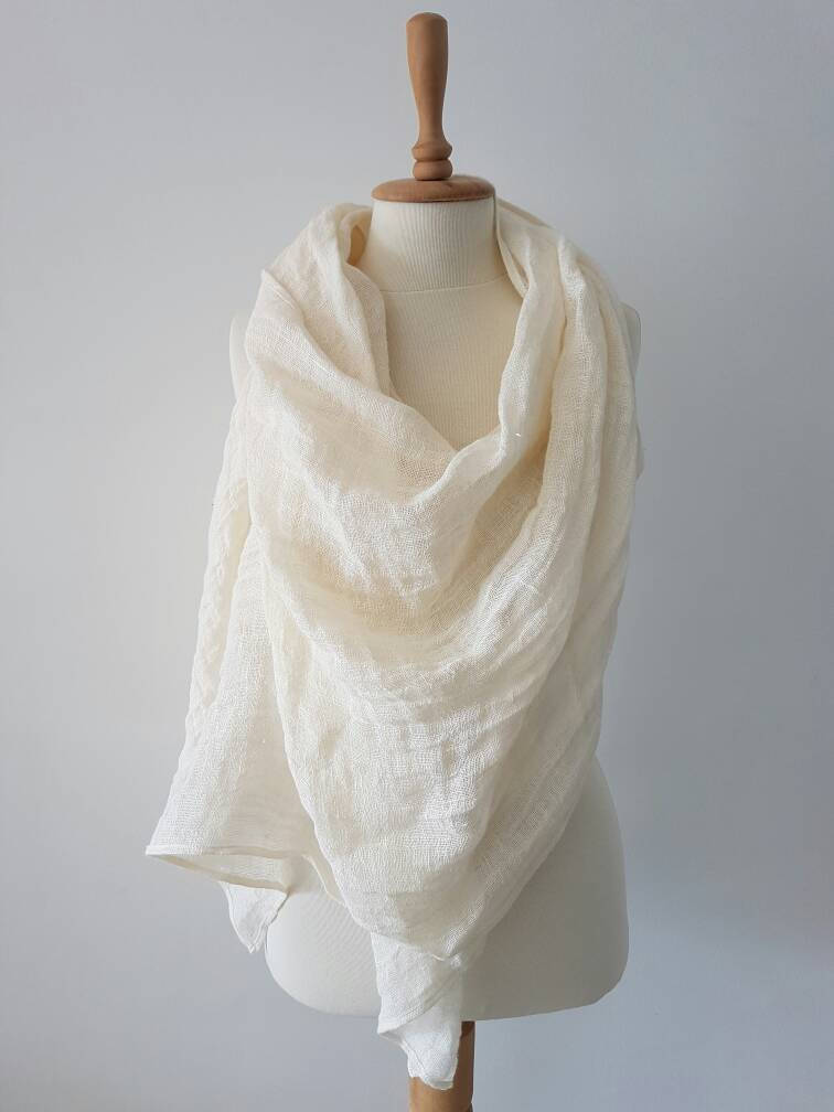 Übergroßer Leinenschal in Mandelweiß - Ultrasoft Natural Wrap Geschenk Für Mutter von CottonMood