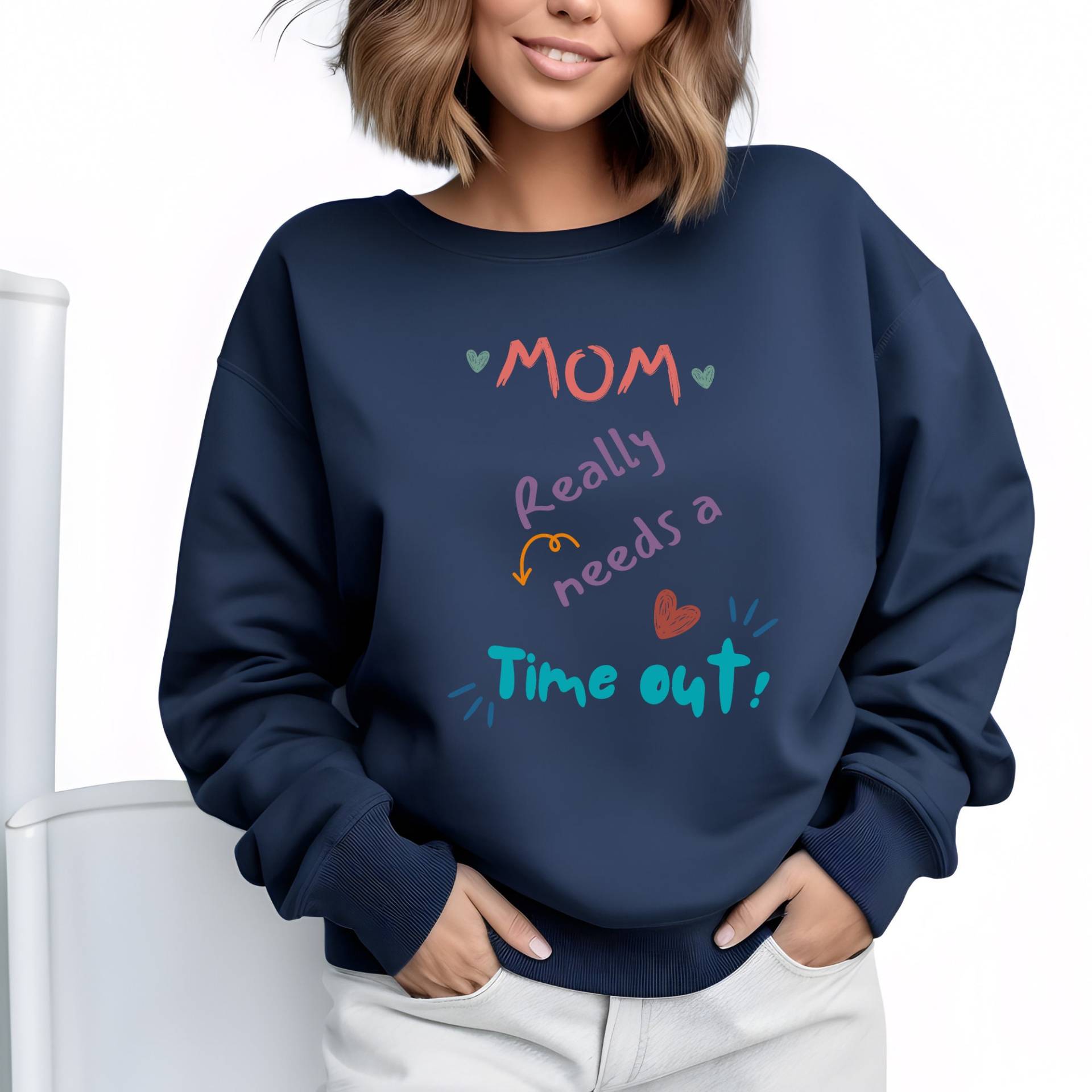 Sweatshirt Mama Braucht Ne Auszeit Unisex Geschenk, Jahrestag von CottonPrintStudio