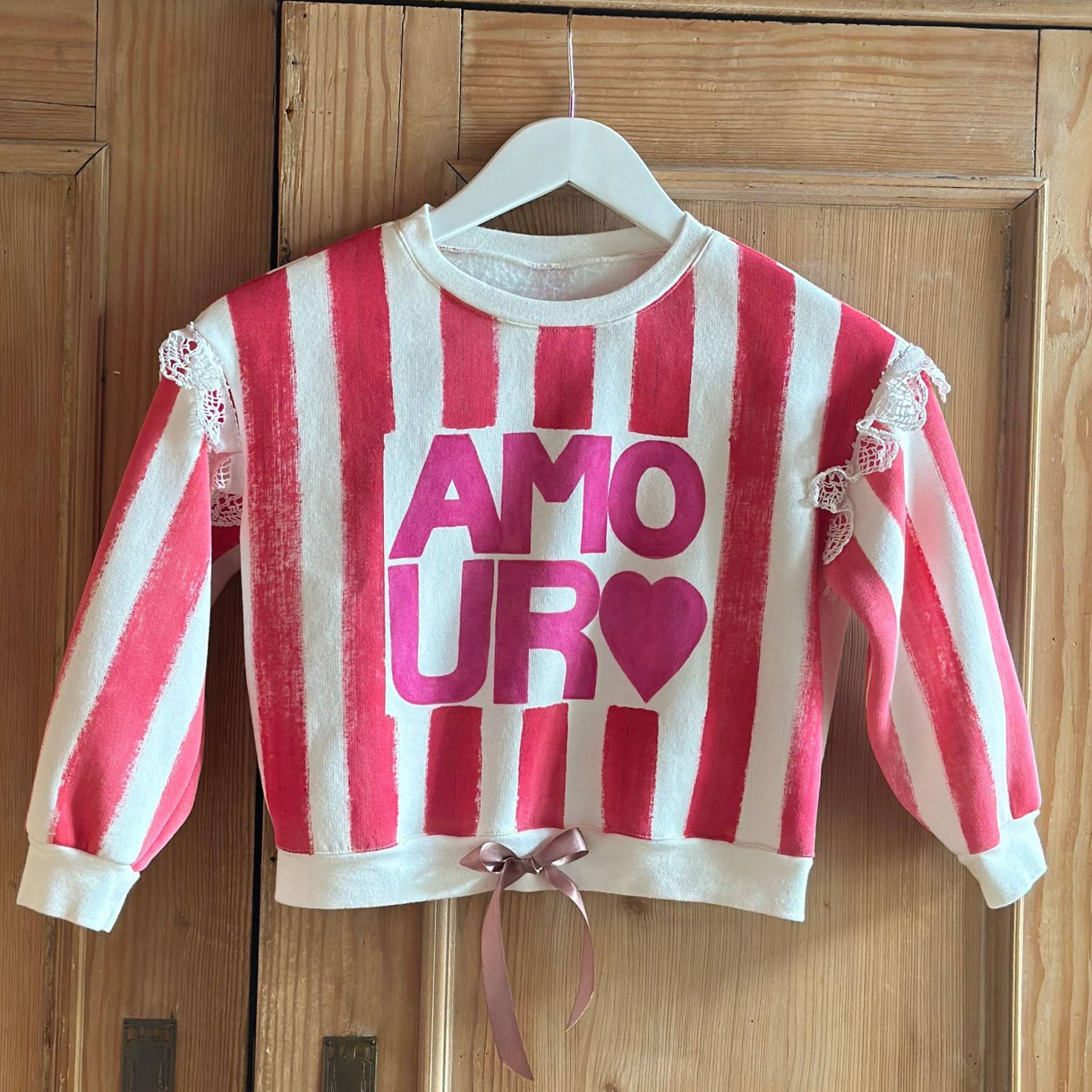 Kinderpullover Handbemalt Striped Aquarell - Amour Mit Satinschleife Und Spitzendetail Pullover Streifen Geschenk Mädchen Sweater Kinderpullover Handbemalt Striped Aquarell - Amour Mit Satinschleife Und Spitzendetail Pullover Streifen Geschenk Mädchen Sweater von CouCouCherieStudio
