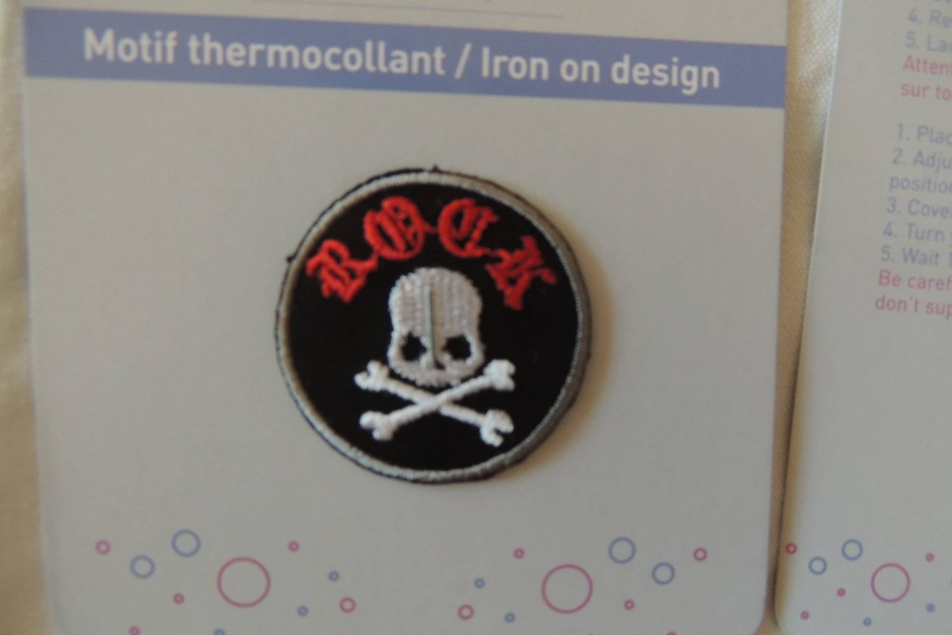 Bügelbild Runder Schwarzer Totenkopf Mit Weißer Schrift Red Rock Bügelbild Runder Schwarzer Totenkopf Mit Weißer Schrift Red Rock von Coudfil
