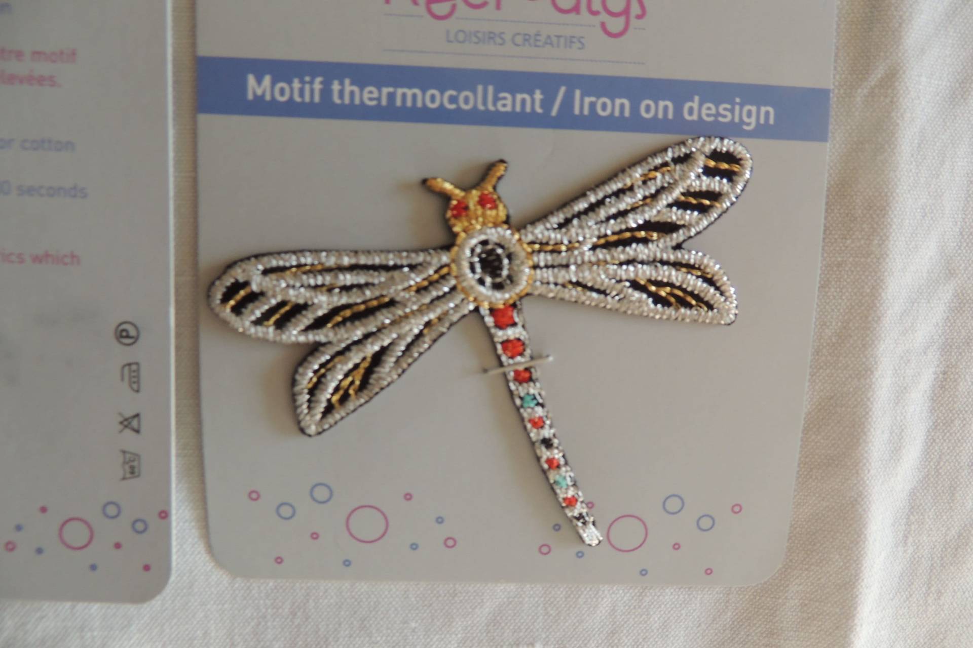 Glänzendes Bügelmotiv „Silberne Libelle" Glänzendes Bügelmotiv „Silberne Libelle" von Coudfil