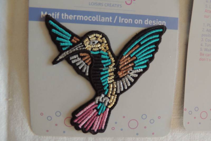 Glänzendes Bügelmotiv Kolibri Vogel Grün - Und Rosatöne Schwarzer Rand Glänzendes Bügelmotiv Kolibri Vogel Grün - Und Rosatöne Schwarzer Rand von Coudfil