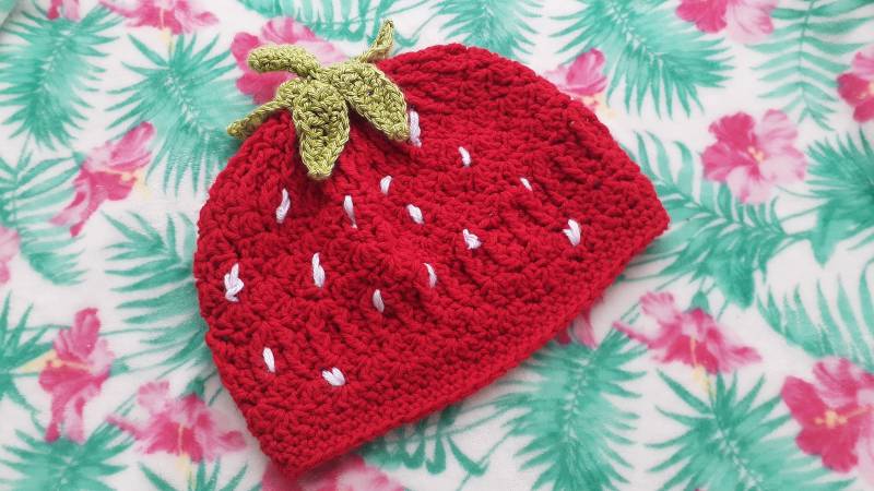 Gehäkelte Erdbeerbeanie von CountingSeashells