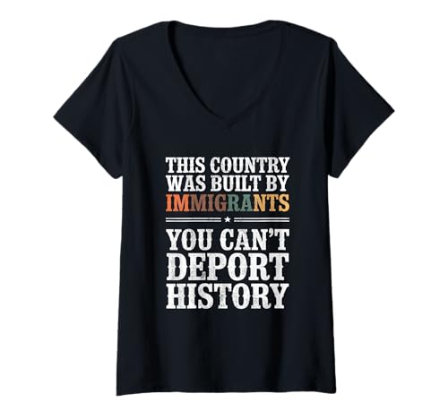 Damen This Country was Built by Immigrants Make America Great T-Shirt mit V-Ausschnitt von Country Was Built By Immigrants Make America Great