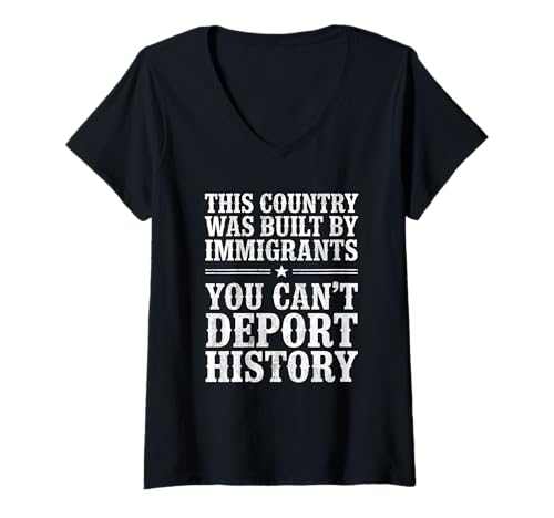 Damen This Country was Built by Immigrants Make America Great T-Shirt mit V-Ausschnitt von Country Was Built By Immigrants Make America Great