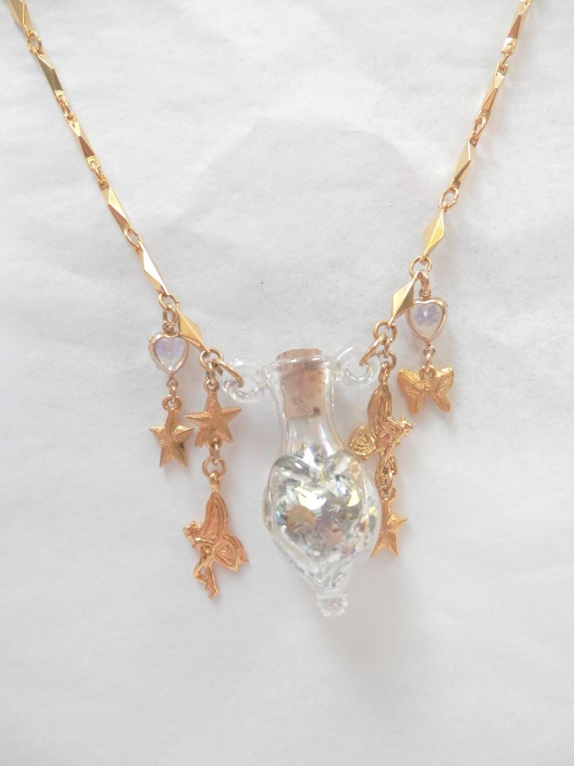 Alte Kirks Folly Feenstaub in Der Flasche Halskette. Kette Misst 38 cm Lang, Ist 2 Lang X 2, 5 Breit Alte Kirks Folly Feenstaub in Der Flasche Halskette. Kette Misst 38 cm Lang, Ist 2 Lang X 2, 5 Breit von CountryLaneStudio
