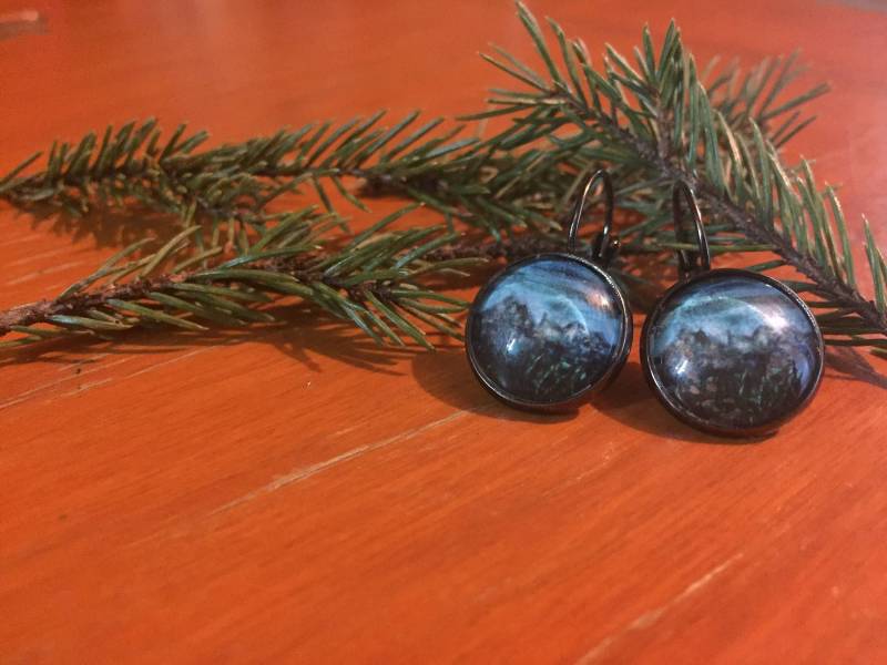 Kananaskis Print Mountains Drop Circle Glas Ohrringe Ohrstecker;die Berge Rufen; Bergschmuck; Zierliche Kananaskis Print Mountains Drop Circle Glas Ohrringe Ohrstecker;die Berge Rufen; Bergschmuck; Zierliche von CountryStrongArts