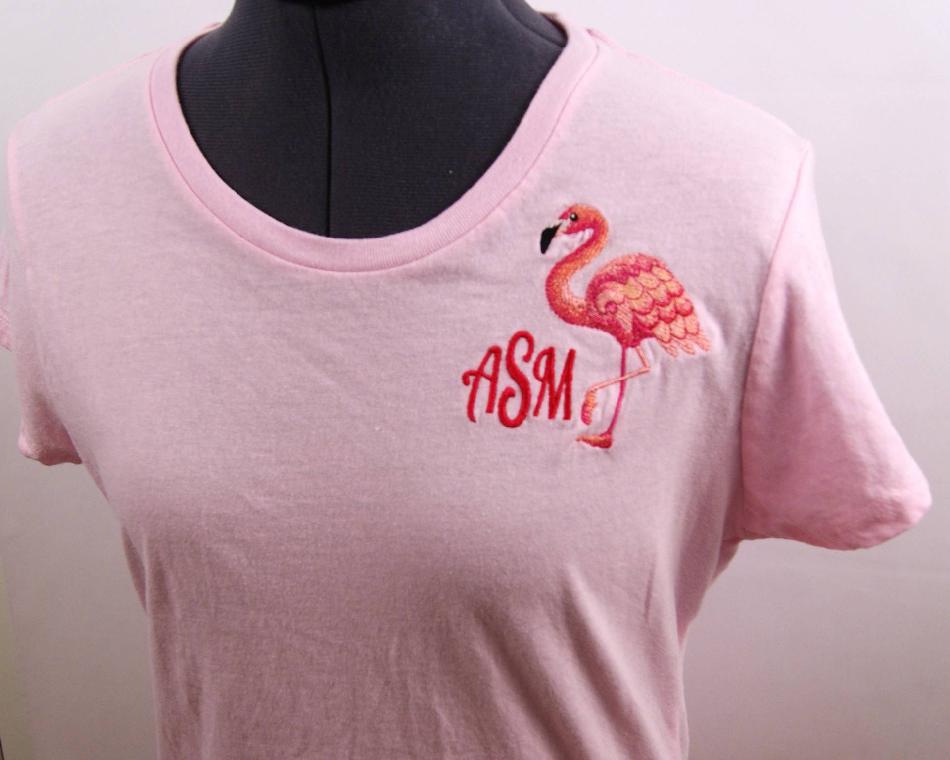 Gesticktes Flamingo T-Shirt Personalisiertes Monogramm Pink T-Shirt Gesticktes Flamingo T-Shirt Personalisiertes Monogramm Pink T-Shirt von CountryTouchStore
